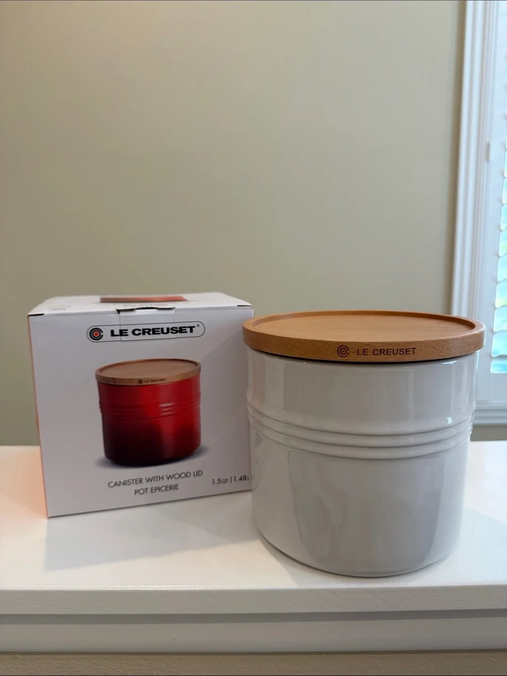 New Le Creuset 1.5 qt Ceramic Storage Canister with Wood Lid in WHITE _ FLAWED